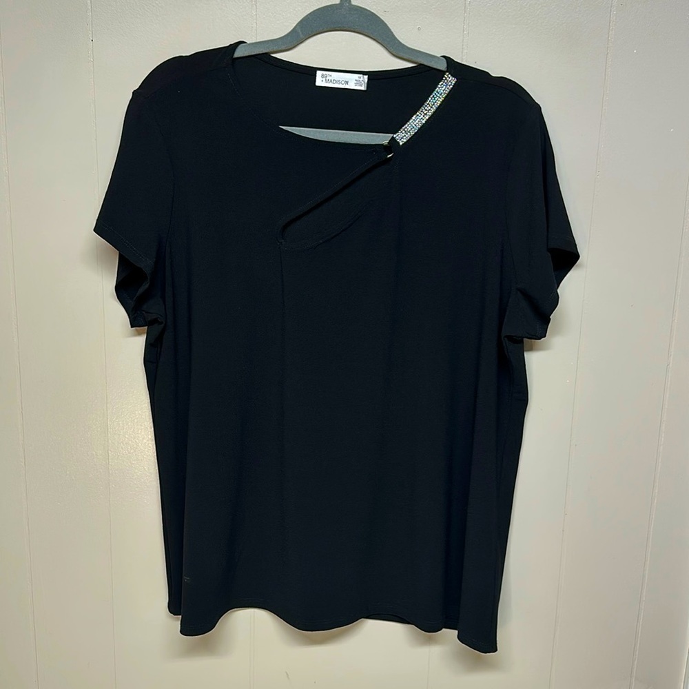 89th & Madison Black Tunic with Cutout and Beaded Sz 1x